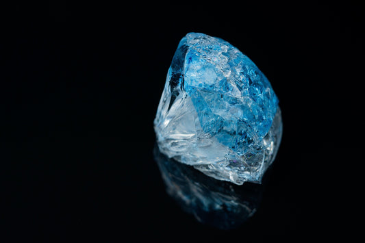 Kristall in schimmerndem Weiß und Hellblau